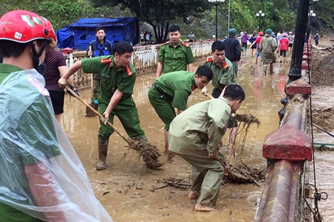 Xúc động hình ảnh những chiến sĩ Công an dầm mình trong mưa lũ giúp dân