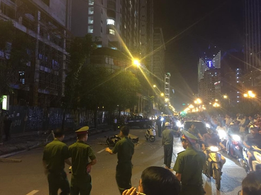 Thanh sắt giàn giáo rơi xuống đường 1 phụ nữ tử vong