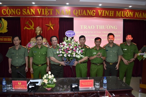 Khen thưởng thành tích Công an TP Ninh Bình