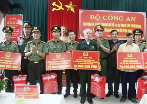 Bộ Công an trao tặng quà và nhà tình nghĩa đối với các gia đình có công với cách mạng
