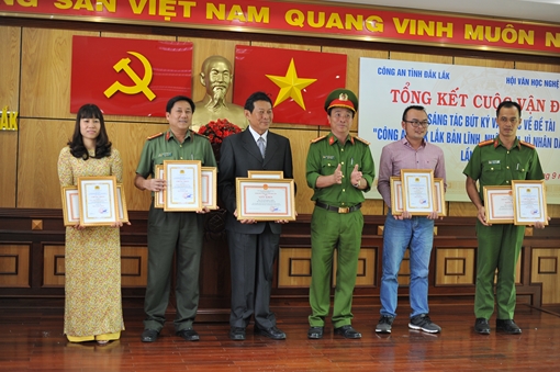 Trao giải Cuộc vận động sáng tác bút ký văn học về đề tài lực lượng CAND