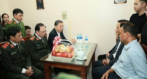 Bộ trưởng Tô Lâm thăm, động viên gia đình CBCS hi sinh tại Đồng Tâm