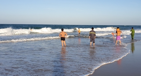 Du khách Hà Nội bị sóng cuốn mất tích khi tắm biển Tuy Hòa