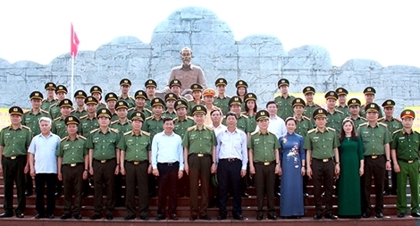 Dâng hoa Chủ tịch Hồ Chí Minh tại Khu lưu niệm Sáu điều Bác Hồ dạy CAND