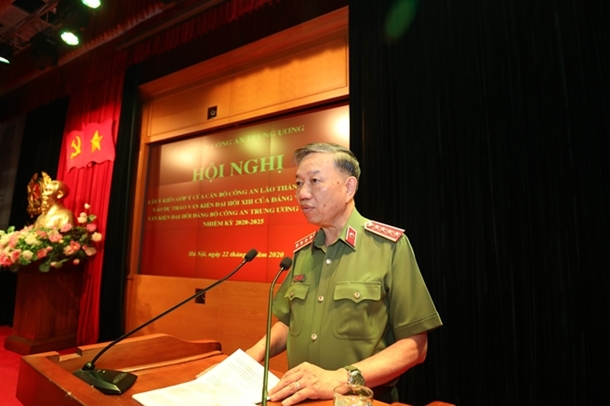 Cán bộ Công an lão thành đóng góp ý kiến vào dự thảo Văn kiện Đại hội Đảng bộ Công an Trung ương lần thứ VII