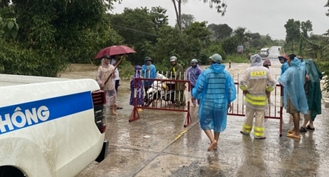 Công an phong tỏa nhiều tuyến đường ngập lụt do cơn bão số 12