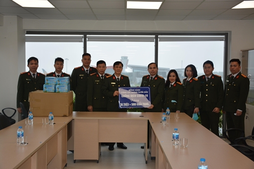 Tặng 5000 khẩu trang cho Trạm CA cửa khẩu Cảng hàng không quốc tế Vân Đồn