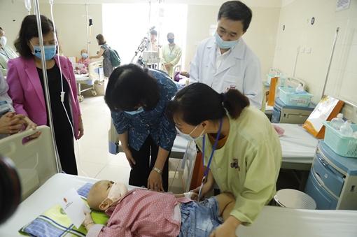 Phó Chủ tịch nước Đặng Thị Ngọc Thịnh thăm, tặng quà bệnh nhi ung thư