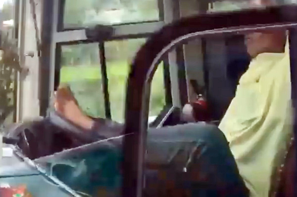 Tài xế lái xe bằng chân trên cao tốc bị tước bằng 3 tháng