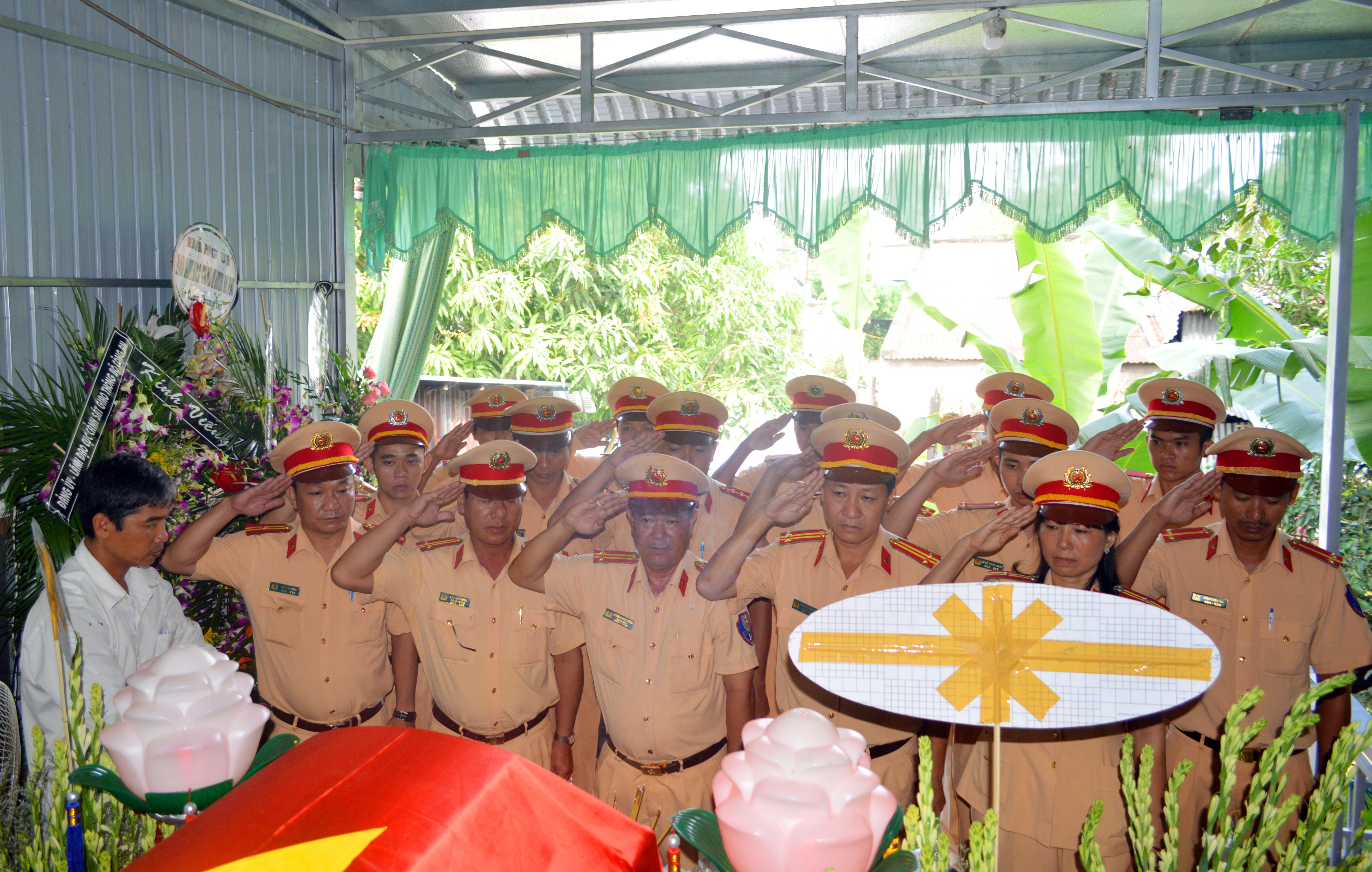 Nghẹn ngào phút tiễn đưa Đại úy Nguyễn Văn Kha về đất mẹ