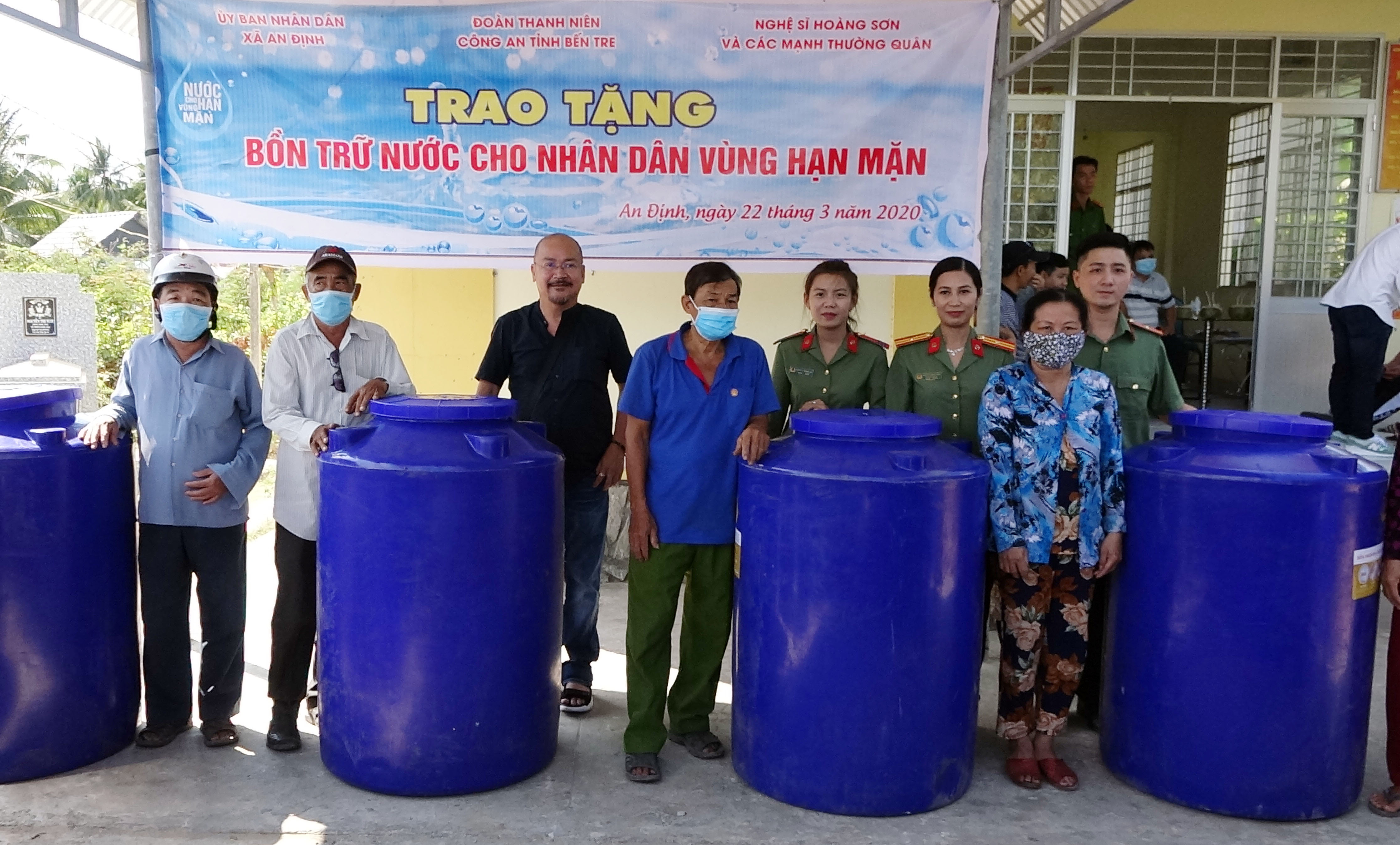 Công an Bến Tre tiếp tục hỗ trợ nước ngọt cho người dân