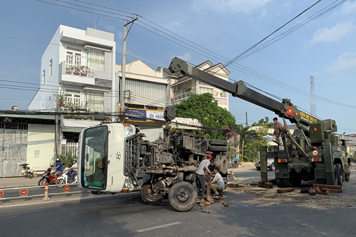 Đang chạy, xe tải bất ngờ gãy trục, lật xoay ngang trên quốc lộ 91