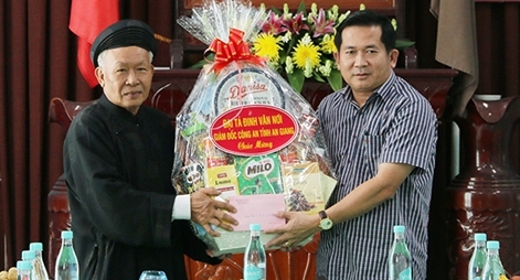 Công an tỉnh An Giang thăm, chúc mừng Ban trị sự T.Ư  GHPG Hòa Hảo