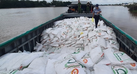  2 vợ chồng vận chuyển 100 tấn đường cát nhập lậu về Việt Nam