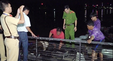 Bắt quả tang ghe cào và xuồng dùng xung điện đánh bắt cá