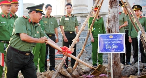 Công an TP Cần Thơ phát động phong trào trồng cây xanh