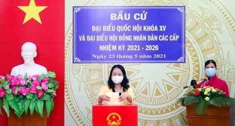 Phó Chủ tịch nước Võ Thị Ánh Xuân bỏ phiếu bầu cử tại An Giang