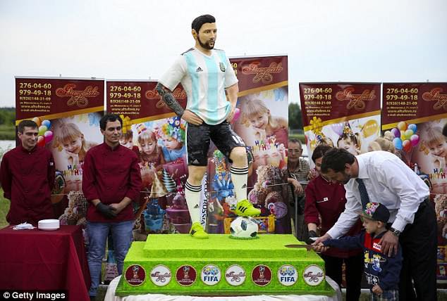 CĐV Nga tặng món quà sinh nhật đặc biệt cho Messi - Báo Công an Nhân dân  điện tử