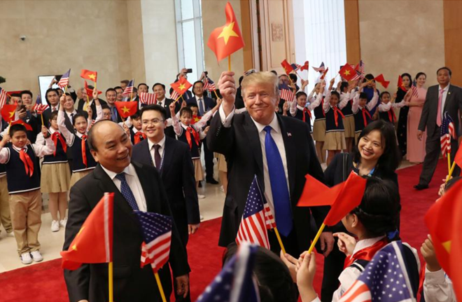 Khi nhìn thấy lá cờ Việt Nam vẫy tung trên không trung, lòng yêu nước của chúng ta lại được thắp lên. Năm 2024, đất nước ta đã đạt được những thành tựu vượt bậc, trở thành một trong những quốc gia phát triển nhanh nhất khu vực Đông Nam Á.