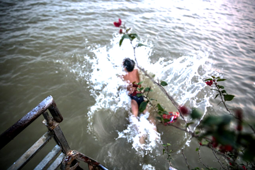 Ngư phủ tử vong sau khi bị bạn tàu “bắt” đi tắm