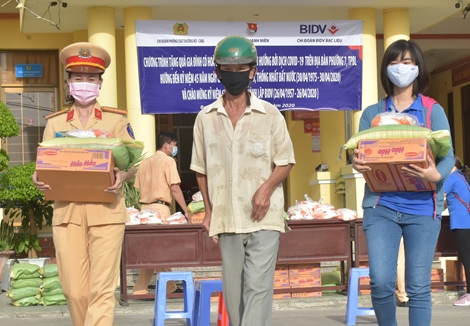 Phòng CSGT Công an Bạc Liêu tặng quà gia đình khó khăn 