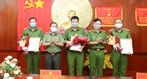 Thưởng các tập thể triệt phá 3 điểm tệ nạn xã hội, bắt giữ 51 đối tượng 