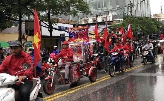 Màn hình cổ vũ đội tuyển bóng đá Việt Nam đang được nâng cấp lên một tầm cao mới. Hãy xem hình ảnh liên quan để cảm nhận sự phấn khích và hào hứng của những người hâm mộ đối với trận đấu sắp tới nhé.