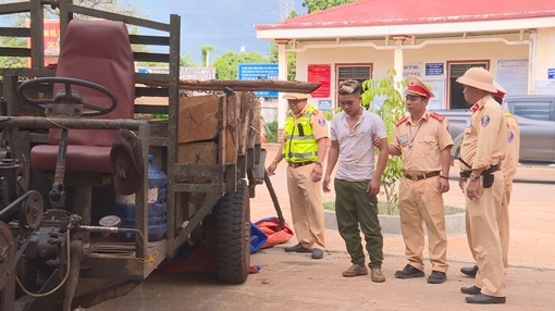 Tài xế xe máy cày chở gỗ lậu tông CSGT hòng bỏ chạy