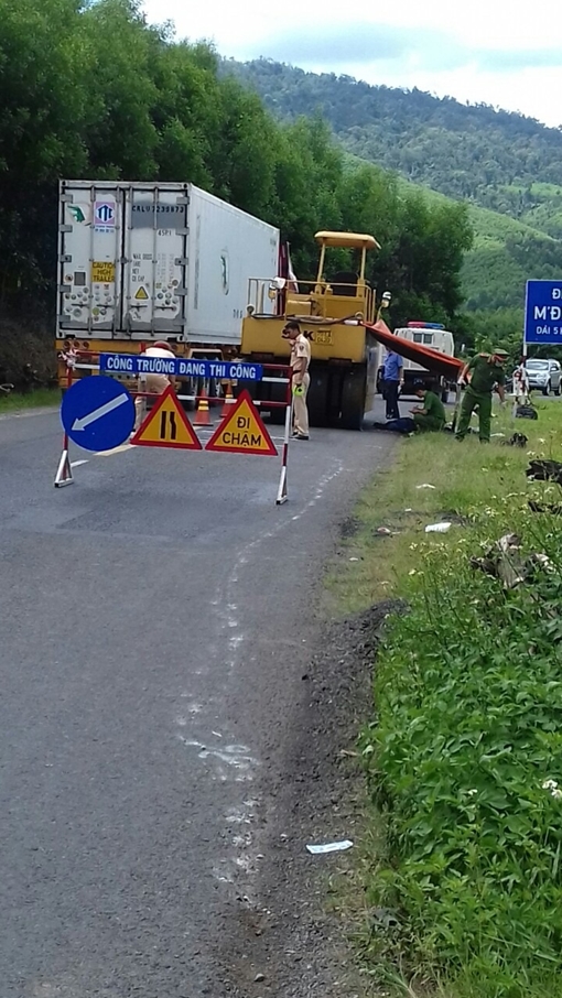 Một công nhân làm đường bị xe lu cán tử vong