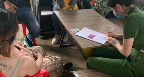 Xử lý 2 vợ chồng vào vùng dịch tiêm vắc xin bạch hầu để thu tiền