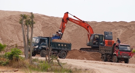 Bãi tập kết cát trái phép tồn tại gần 2 năm, chính quyền nói không biết