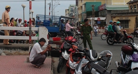 Nhóm thanh niên chém người xối xả trên phố 