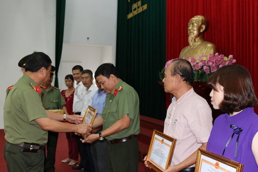 Công an TP Cần Thơ tặng giấy khen cho 2 PV Báo CAND