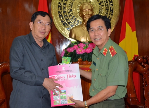 Công an PrâyVeng – Vương quốc Campuchia thăm và chúc tết Công an Đồng Tháp