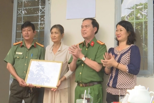 Công an TP Cần Thơ tặng nhà Đại đoàn kết tại huyện Cờ Đỏ