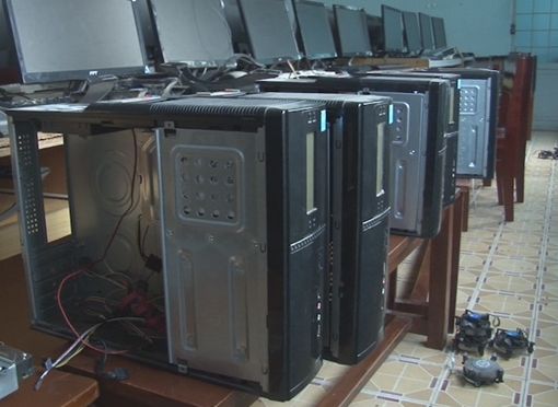 Đột nhập trường học lấy trộm 25 bộ mạch máy tính