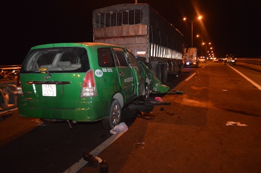 Taxi tông vào đuôi xe tải trên cầu Cần Thơ, 3 người tử vong