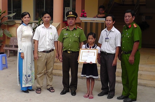 Trao giấy khen cho hai học sinh nhặt của rơi tìm người trả lại