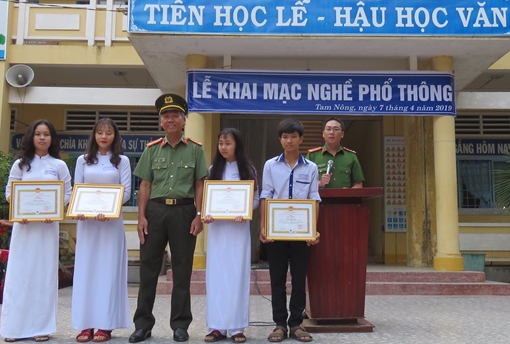 Trao khen cho học sinh nhặt của rơi tìm người trả lại