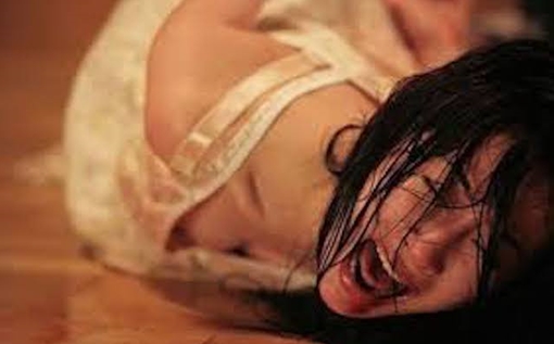 Gã hàng xóm chui vào mùng đòi cưỡng hiếp bé gái 14 tuổi