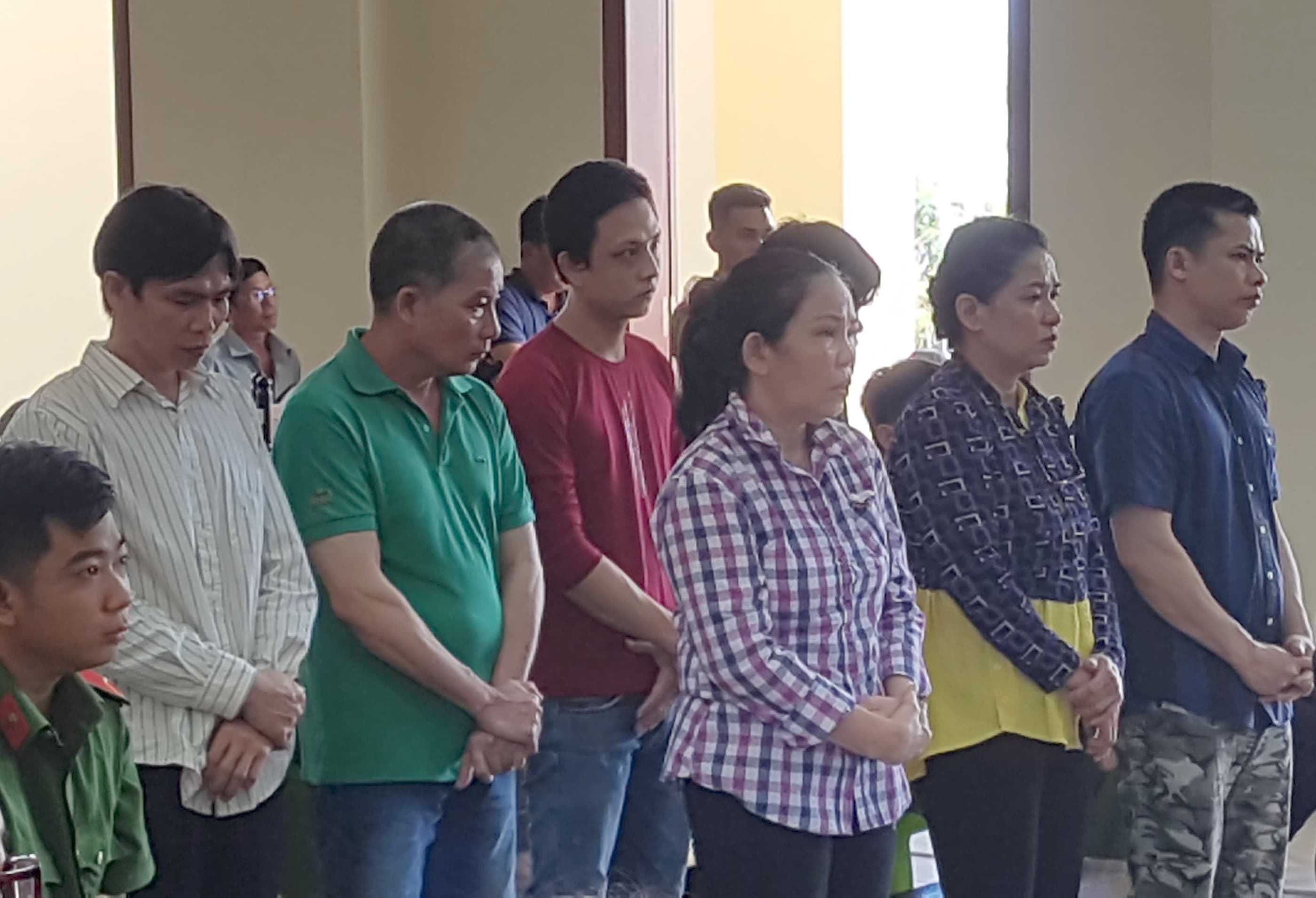 Thuê người phóng hỏa đốt ôtô khiến cha ruột tử vong