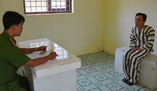 Đi chùa cùng bạn gái tiện tay móc cốp xe trộm ví tiền