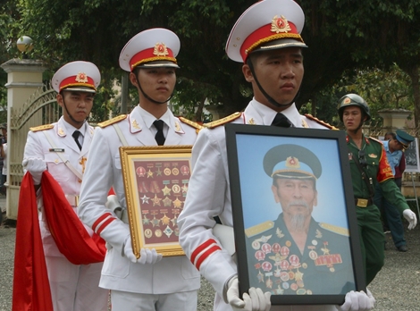 Xúc động đón linh cữu Đại tá phi công Nguyễn Văn Bảy về quê nhà Lai Vung