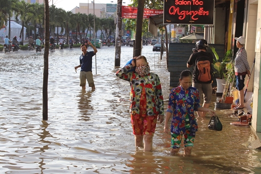 Nhiều tuyến đường nội ô Cần Thơ ngập sâu do triều cường