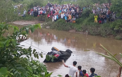 3 người tử vong trong ôtô Mercedes do ngạt nước