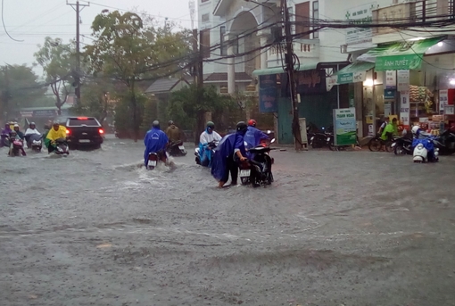 Nhiều tuyến đường ở Cần Thơ ngập sâu cơn mưa lớn