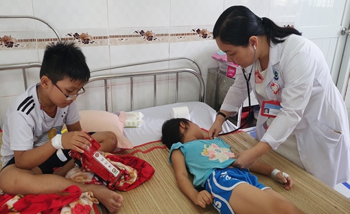 Năm mẹ con ngộ độc thuốc trừ cỏ 