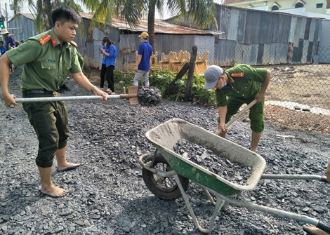 Công an huyện Gò Công Đông dặm vá đường nông thôn, phục vụ nhân dân