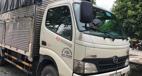Xe tải "lén lút" xả chất thải lỏng xuống cống thoát nước