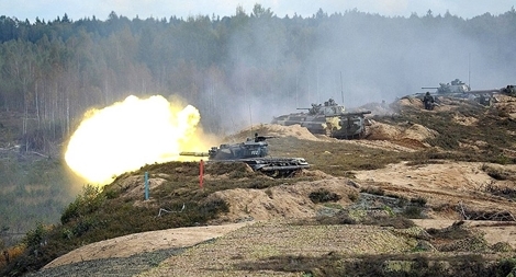 NATO đứng ngồi không yên vì Nga-Belarus rầm rộ tập trận